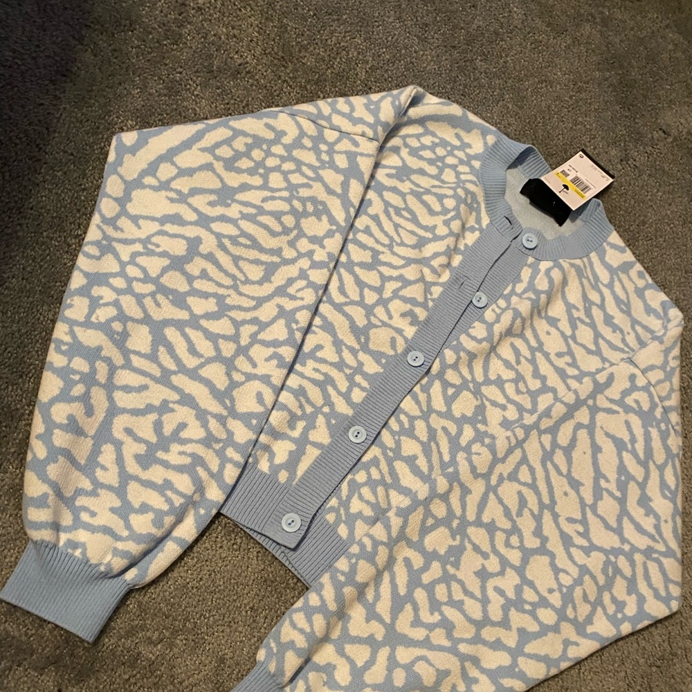 Jorrdan sweater nwt small